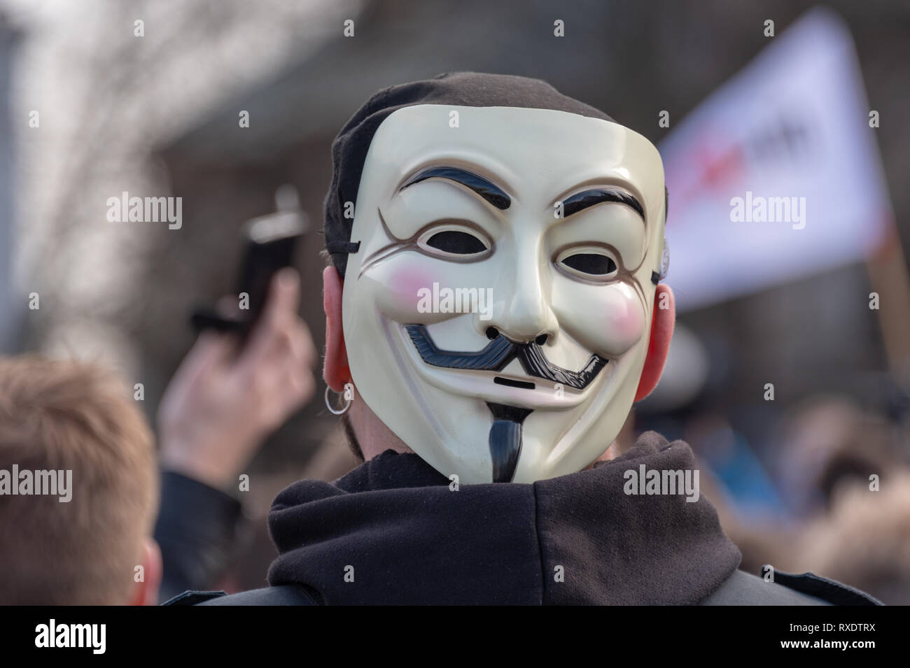 Magdeburg, Allemagne - 09th Mars, 2019 : : un manifestant porte un masque anonyme. L'homme a pris part à une manifestation à Magdebourg en 1000 pour la plupart des jeunes gens de l'UE contre la réforme du droit d'auteur. Les manifestants craignent la censure de l'Internet si l'article 13 est mis en œuvre. Credit : Mattis Kaminer/Alamy Live News Banque D'Images
