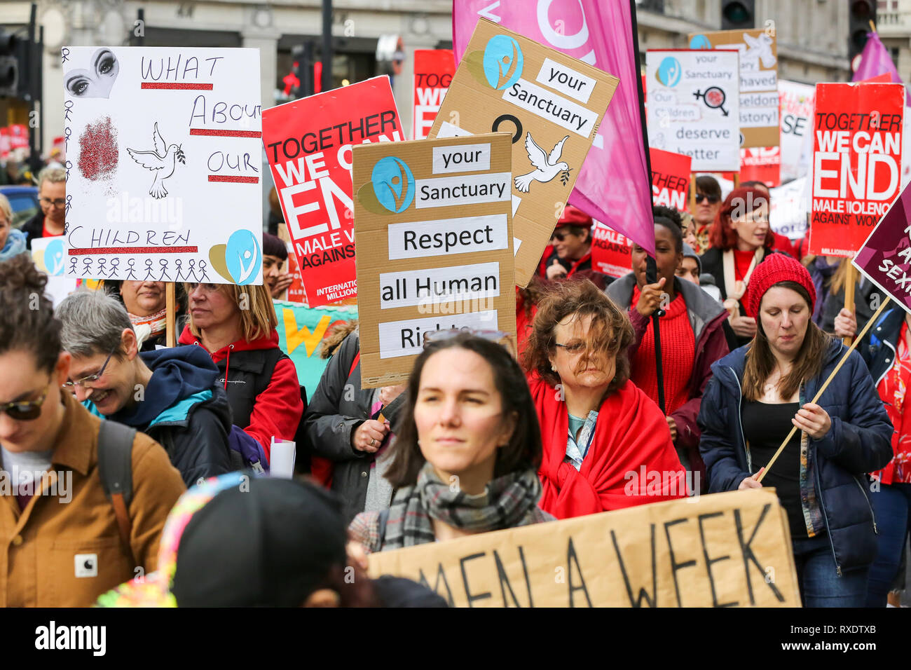 Londres, Royaume-Uni. Mar 9, 2019. Des milliers de femmes sont vues prenant part à la 11e anniversaire de millions de femmes s'élèvent contre la violence basée sur le genre dans le centre de Londres. Le thème de cette année est 'jamais oublié', en solidarité avec les femmes qui ont été victimes de violence et à la mémoire de ceux qui ont été tués. Credit : Dinendra Haria/Alamy Live News Banque D'Images