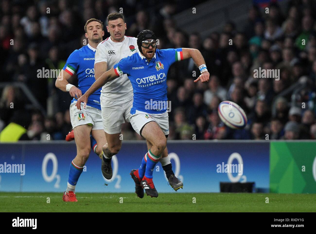 Londres, Royaume-Uni. 09Th Mar, 2019. Ian McKinley (Italie) et Owen Farrell (Angleterre, le capitaine) Chase. L'Angleterre V Italie. Six nations rugby Guinness. Le stade de Twickenham. Credit : Sport en images/Alamy Live News Banque D'Images