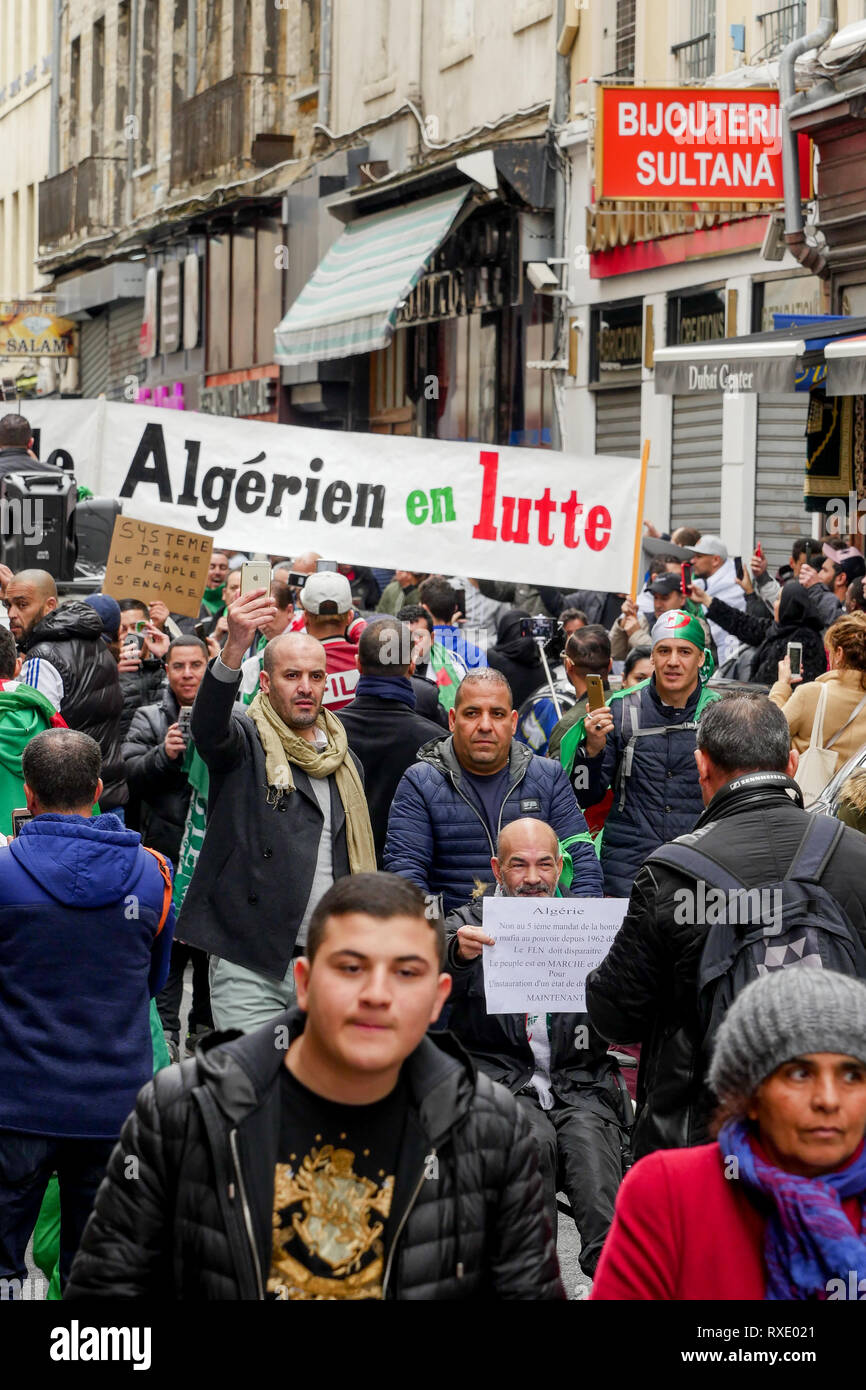 Lyon, France, 9 mars 2019 : Des centaines de membres de la diaspora algérienne de Lyon (Centre-est de la France) sont vus le 9 mars 2019 comme ils mars à Lyon du district pour l'algérien du consulat d'algérie, pour protester contre Abdelaziz Bouteflika 5e candidature à la fonction présidentielle. Crédit photo : Serge Mouraret/Alamy Live News Banque D'Images