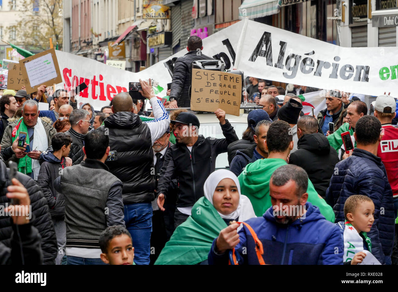 Lyon, France, 9 mars 2019 : Des centaines de membres de la diaspora algérienne de Lyon (Centre-est de la France) sont vus le 9 mars 2019 comme ils mars à Lyon du district pour l'algérien du consulat d'algérie, pour protester contre Abdelaziz Bouteflika 5e candidature à la fonction présidentielle. Crédit photo : Serge Mouraret/Alamy Live News Banque D'Images