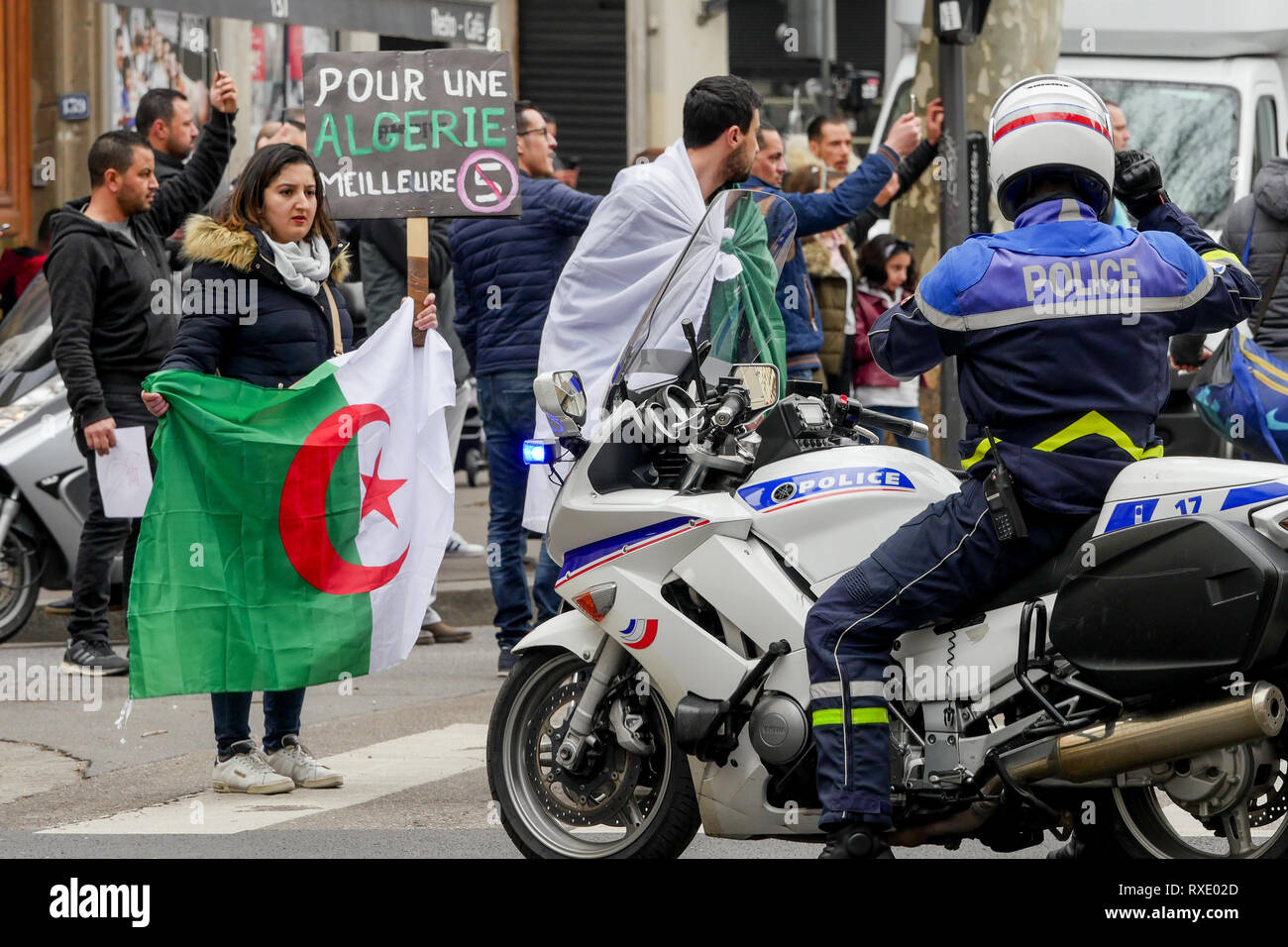 Lyon, France, 9 mars 2019 : Des centaines de membres de la diaspora algérienne de Lyon (Centre-est de la France) sont vus le 9 mars 2019 comme ils mars à Lyon du district pour l'algérien du consulat d'algérie, pour protester contre Abdelaziz Bouteflika 5e candidature à la fonction présidentielle. Crédit photo : Serge Mouraret/Alamy Live News Banque D'Images