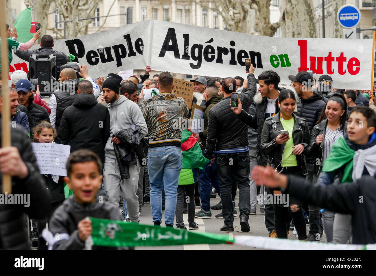 Lyon, France, 9 mars 2019 : Des centaines de membres de la diaspora algérienne de Lyon (Centre-est de la France) sont vus le 9 mars 2019 comme ils mars à Lyon du district pour l'algérien du consulat d'algérie, pour protester contre Abdelaziz Bouteflika 5e candidature à la fonction présidentielle. Crédit photo : Serge Mouraret/Alamy Live News Banque D'Images