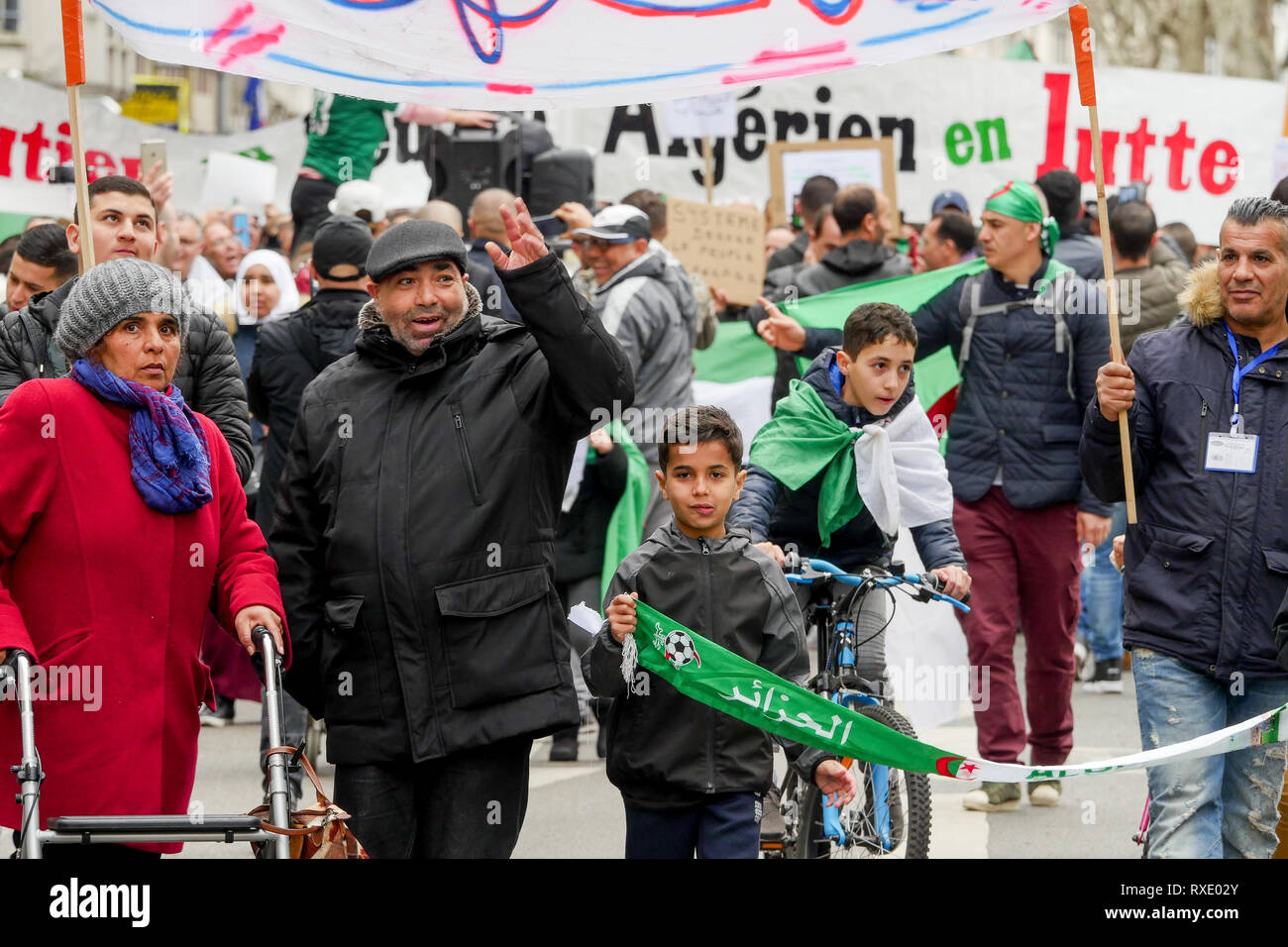 Lyon, France, 9 mars 2019 : Des centaines de membres de la diaspora algérienne de Lyon (Centre-est de la France) sont vus le 9 mars 2019 comme ils mars à Lyon du district pour l'algérien du consulat d'algérie, pour protester contre Abdelaziz Bouteflika 5e candidature à la fonction présidentielle. Crédit photo : Serge Mouraret/Alamy Live News Banque D'Images