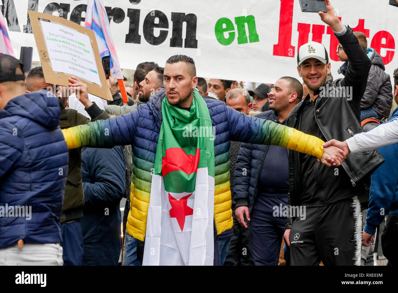 Lyon, France, 9 mars 2019 : Des centaines de membres de la diaspora algérienne de Lyon (Centre-est de la France) sont vus le 9 mars 2019 comme ils mars à Lyon du district pour l'algérien du consulat d'algérie, pour protester contre Abdelaziz Bouteflika 5e candidature à la fonction présidentielle. Crédit photo : Serge Mouraret/Alamy Live News Banque D'Images