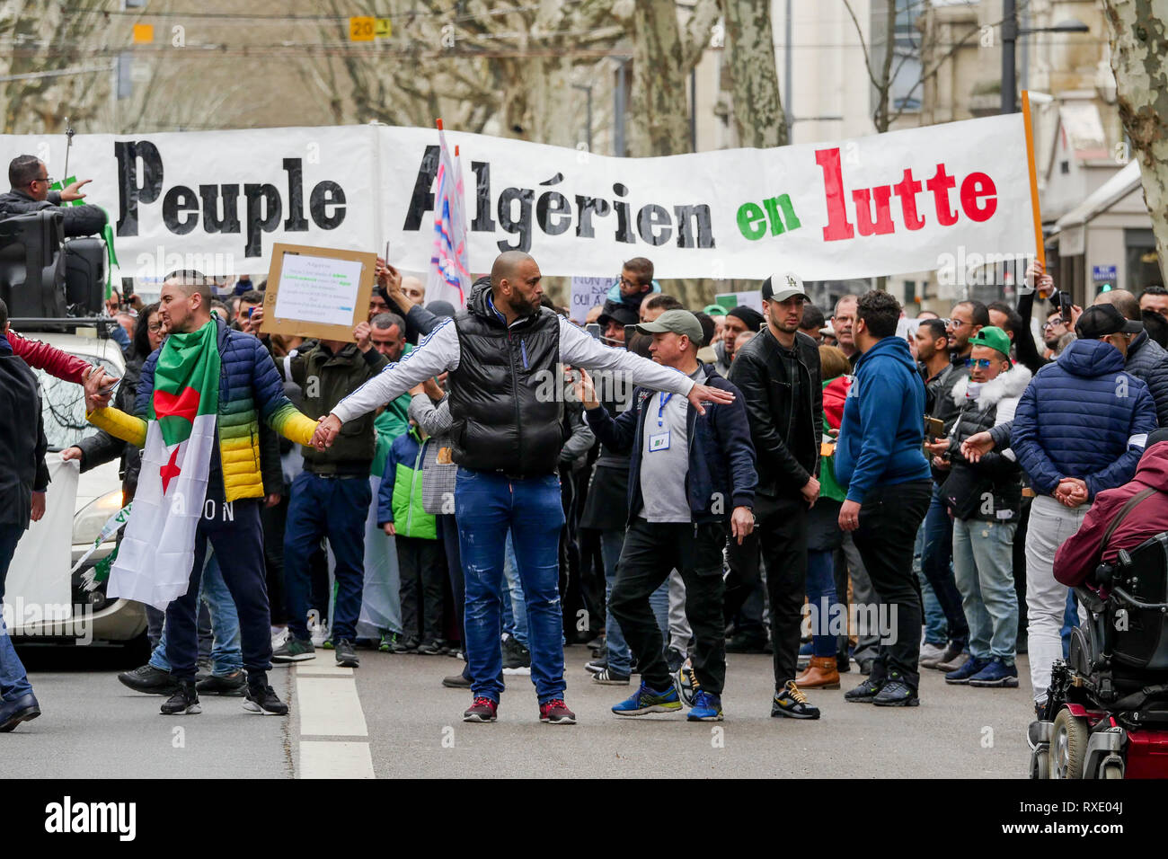 Lyon, France, 9 mars 2019 : Des centaines de membres de la diaspora algérienne de Lyon (Centre-est de la France) sont vus le 9 mars 2019 comme ils mars à Lyon du district pour l'algérien du consulat d'algérie, pour protester contre Abdelaziz Bouteflika 5e candidature à la fonction présidentielle. Crédit photo : Serge Mouraret/Alamy Live News Banque D'Images