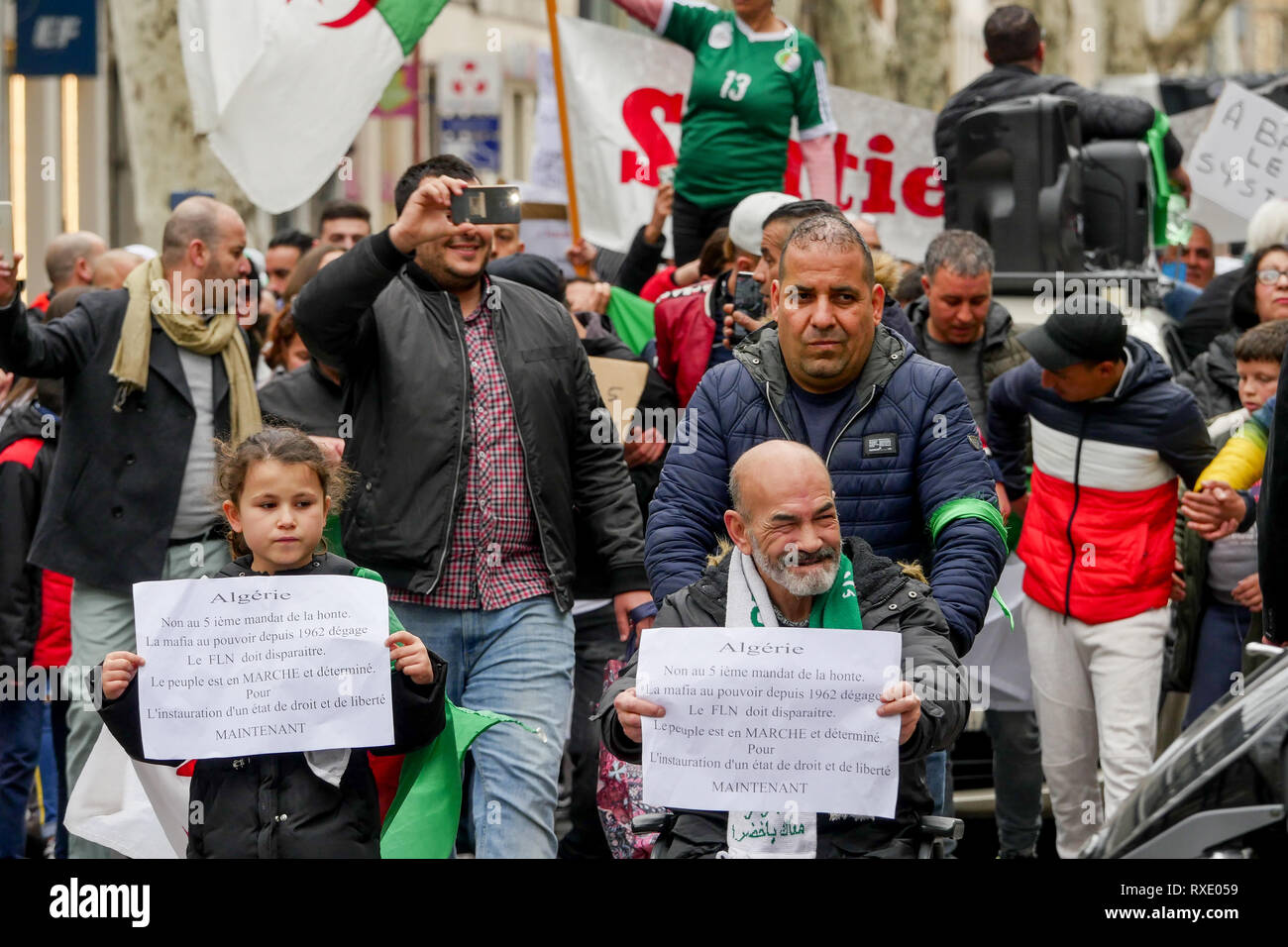 Lyon, France, 9 mars 2019 : Des centaines de membres de la diaspora algérienne de Lyon (Centre-est de la France) sont vus le 9 mars 2019 comme ils mars à Lyon du district pour l'algérien du consulat d'algérie, pour protester contre Abdelaziz Bouteflika 5e candidature à la fonction présidentielle. Crédit photo : Serge Mouraret/Alamy Live News Banque D'Images