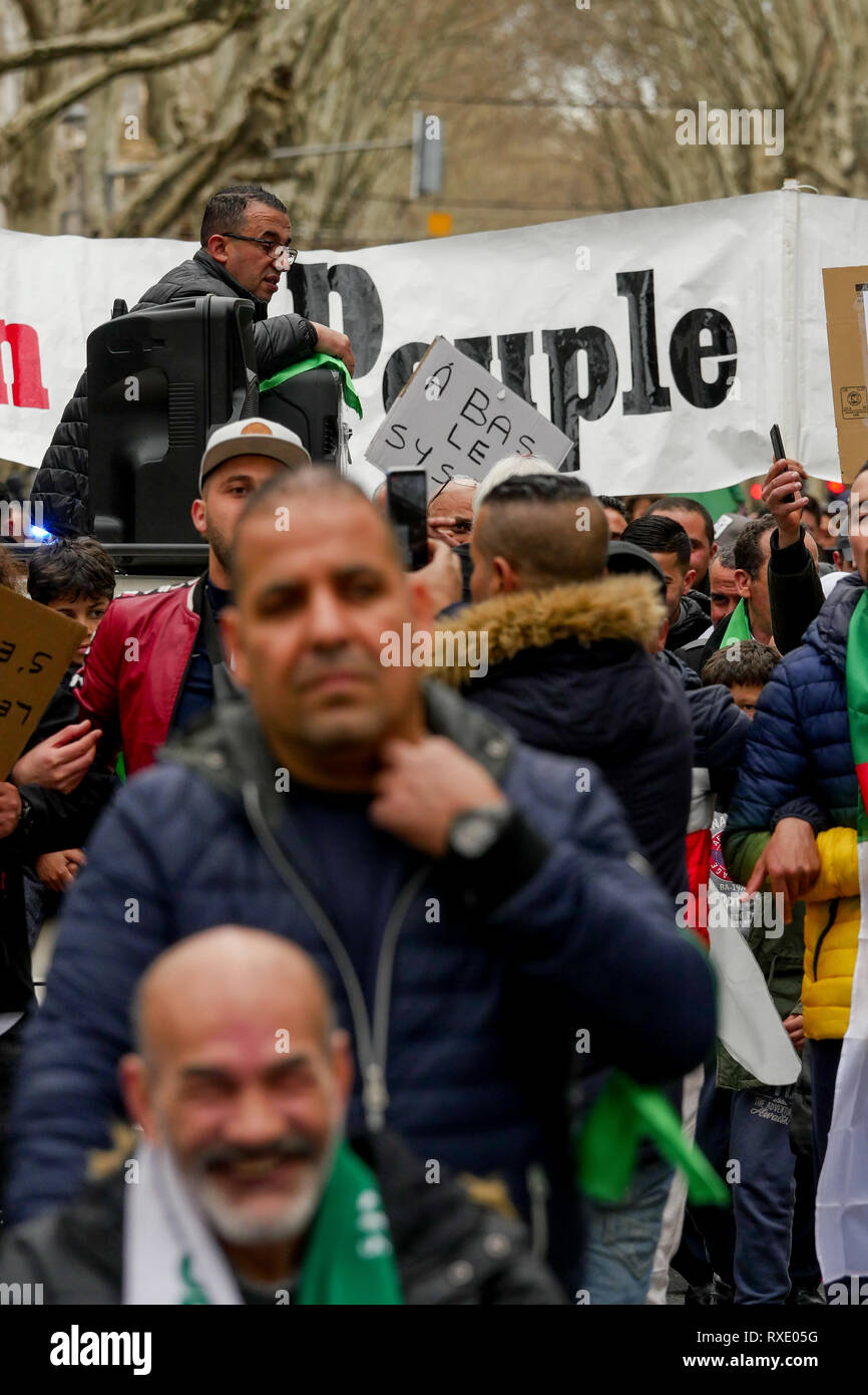 Lyon, France, 9 mars 2019 : Des centaines de membres de la diaspora algérienne de Lyon (Centre-est de la France) sont vus le 9 mars 2019 comme ils mars à Lyon du district pour l'algérien du consulat d'algérie, pour protester contre Abdelaziz Bouteflika 5e candidature à la fonction présidentielle. Crédit photo : Serge Mouraret/Alamy Live News Banque D'Images