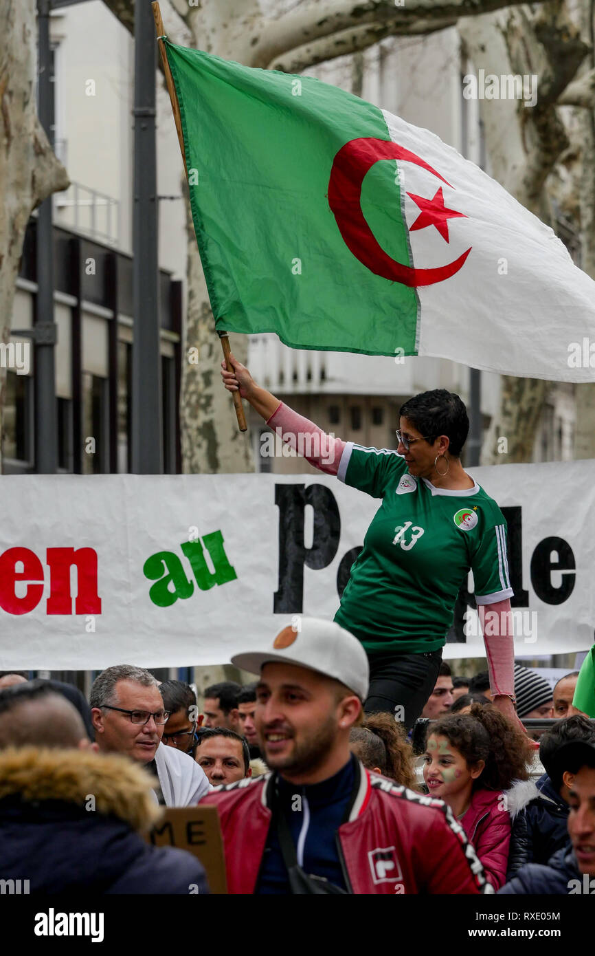Lyon, France, 9 mars 2019 : Des centaines de membres de la diaspora algérienne de Lyon (Centre-est de la France) sont vus le 9 mars 2019 comme ils mars à Lyon du district pour l'algérien du consulat d'algérie, pour protester contre Abdelaziz Bouteflika 5e candidature à la fonction présidentielle. Crédit photo : Serge Mouraret/Alamy Live News Banque D'Images