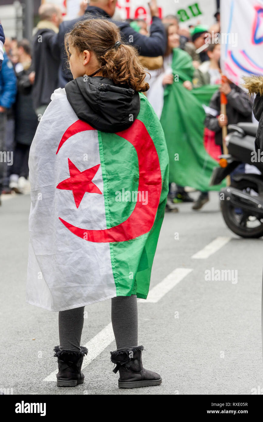 Lyon, France, 9 mars 2019 : Des centaines de membres de la diaspora algérienne de Lyon (Centre-est de la France) sont vus le 9 mars 2019 comme ils mars à Lyon du district pour l'algérien du consulat d'algérie, pour protester contre Abdelaziz Bouteflika 5e candidature à la fonction présidentielle. Crédit photo : Serge Mouraret/Alamy Live News Banque D'Images