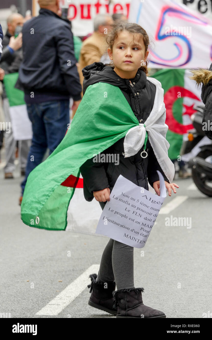 Lyon, France, 9 mars 2019 : Des centaines de membres de la diaspora algérienne de Lyon (Centre-est de la France) sont vus le 9 mars 2019 comme ils mars à Lyon du district pour l'algérien du consulat d'algérie, pour protester contre Abdelaziz Bouteflika 5e candidature à la fonction présidentielle. Crédit photo : Serge Mouraret/Alamy Live News Banque D'Images