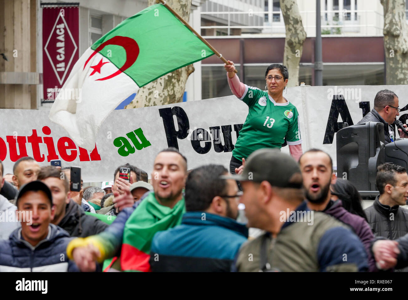 Lyon, France, 9 mars 2019 : Des centaines de membres de la diaspora algérienne de Lyon (Centre-est de la France) sont vus le 9 mars 2019 comme ils mars à Lyon du district pour l'algérien du consulat d'algérie, pour protester contre Abdelaziz Bouteflika 5e candidature à la fonction présidentielle. Crédit photo : Serge Mouraret/Alamy Live News Banque D'Images
