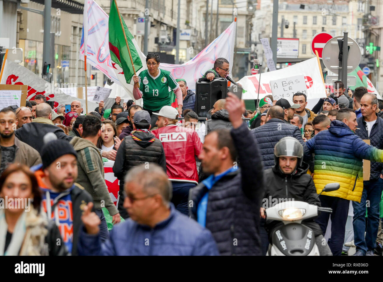 Lyon, France, 9 mars 2019 : Des centaines de membres de la diaspora algérienne de Lyon (Centre-est de la France) sont vus le 9 mars 2019 comme ils mars à Lyon du district pour l'algérien du consulat d'algérie, pour protester contre Abdelaziz Bouteflika 5e candidature à la fonction présidentielle. Crédit photo : Serge Mouraret/Alamy Live News Banque D'Images