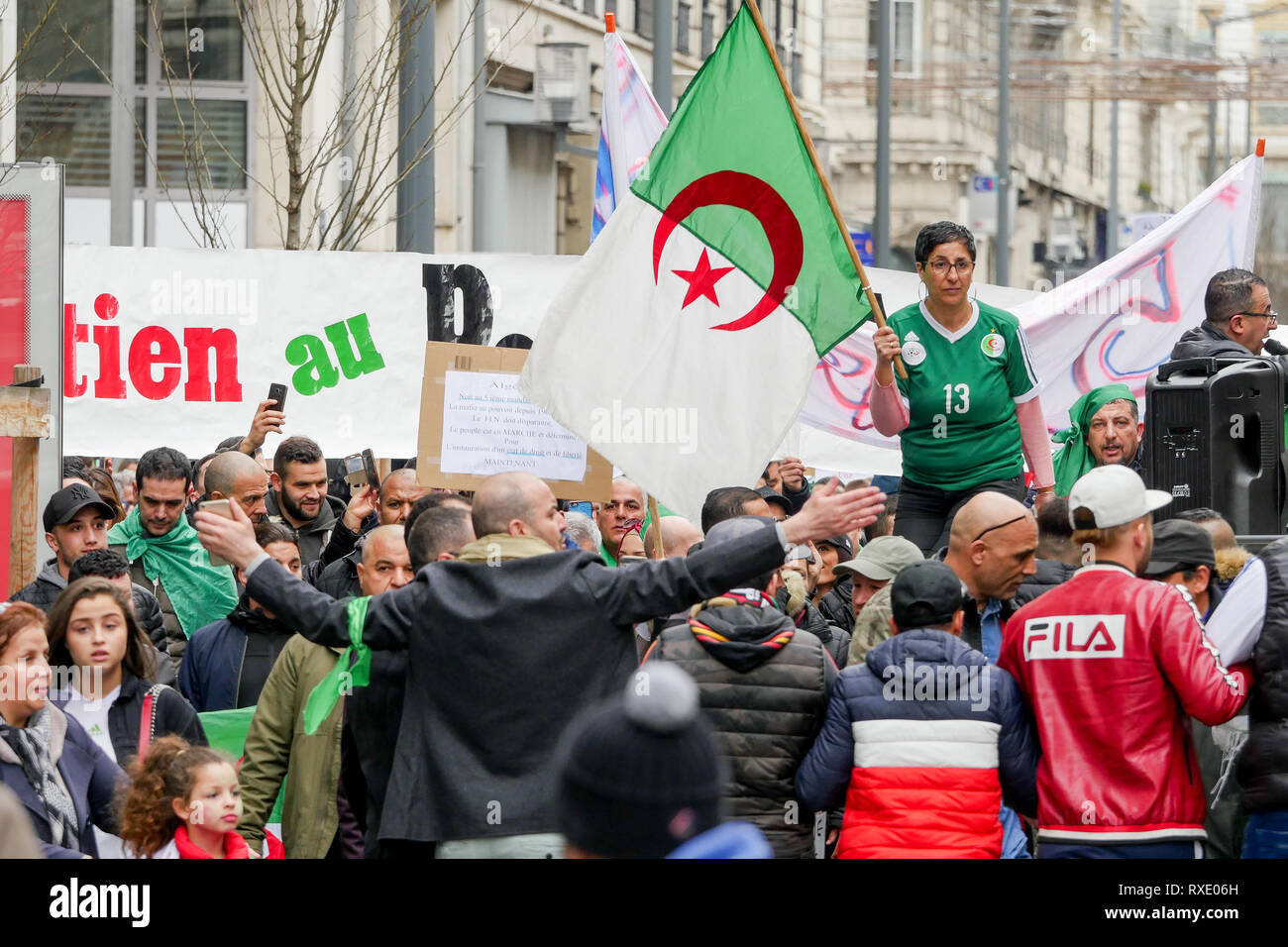 Lyon, France, 9 mars 2019 : Des centaines de membres de la diaspora algérienne de Lyon (Centre-est de la France) sont vus le 9 mars 2019 comme ils mars à Lyon du district pour l'algérien du consulat d'algérie, pour protester contre Abdelaziz Bouteflika 5e candidature à la fonction présidentielle. Crédit photo : Serge Mouraret/Alamy Live News Banque D'Images