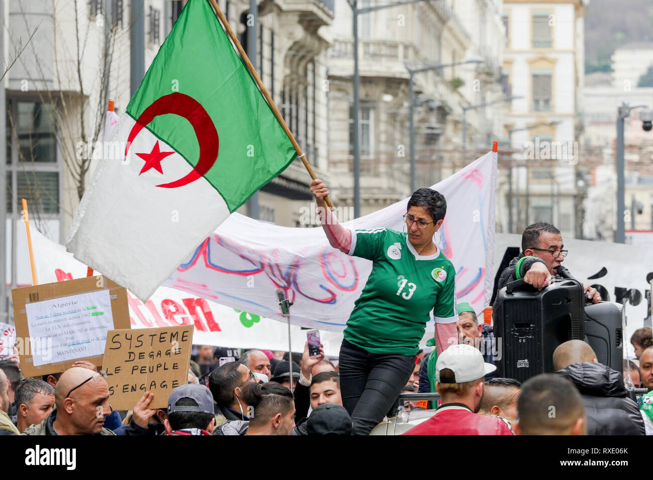 Lyon, France, 9 mars 2019 : Des centaines de membres de la diaspora algérienne de Lyon (Centre-est de la France) sont vus le 9 mars 2019 comme ils mars à Lyon du district pour l'algérien du consulat d'algérie, pour protester contre Abdelaziz Bouteflika 5e candidature à la fonction présidentielle. Crédit photo : Serge Mouraret/Alamy Live News Banque D'Images