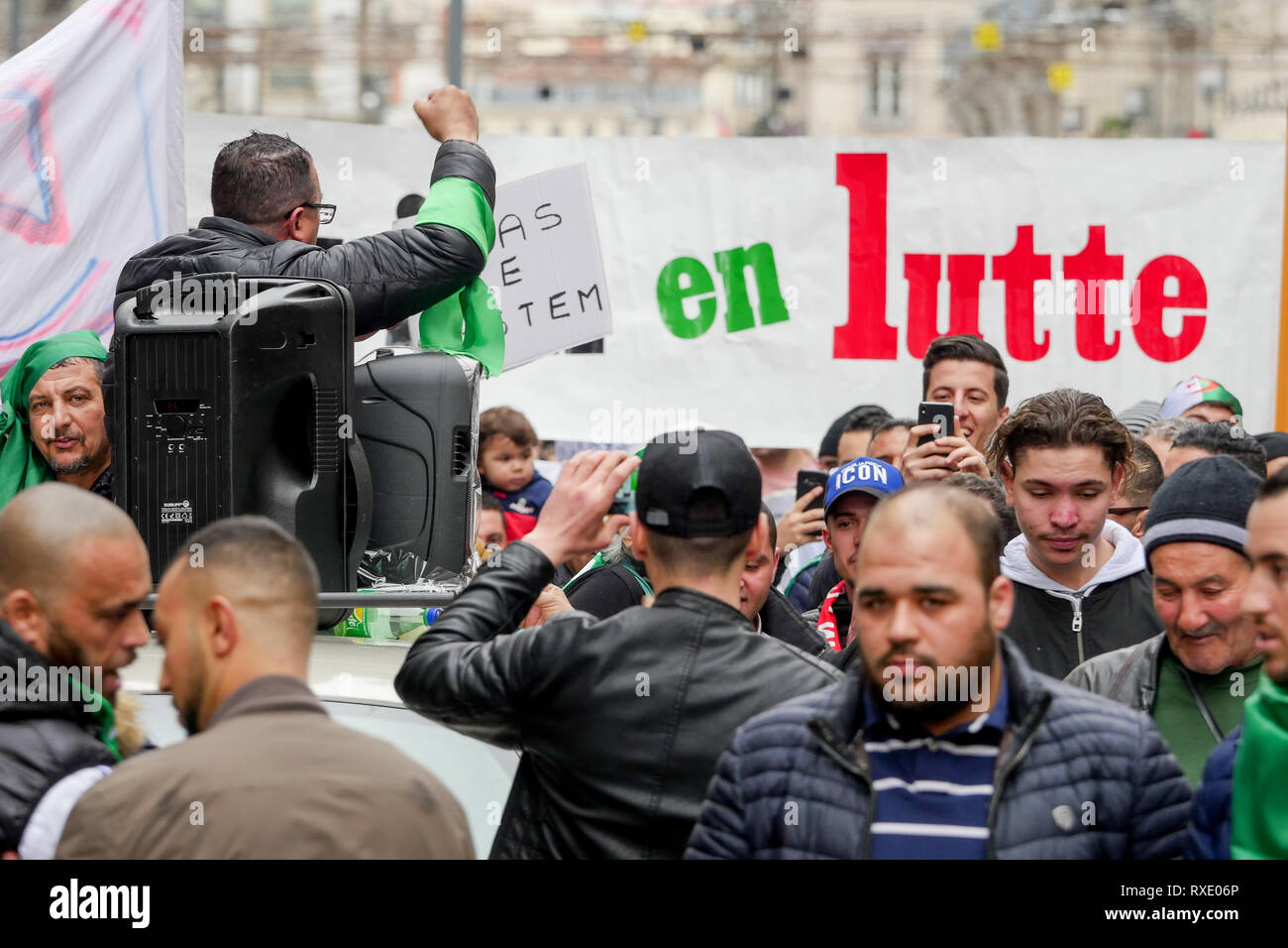 Lyon, France, 9 mars 2019 : Des centaines de membres de la diaspora algérienne de Lyon (Centre-est de la France) sont vus le 9 mars 2019 comme ils mars à Lyon du district pour l'algérien du consulat d'algérie, pour protester contre Abdelaziz Bouteflika 5e candidature à la fonction présidentielle. Crédit photo : Serge Mouraret/Alamy Live News Banque D'Images