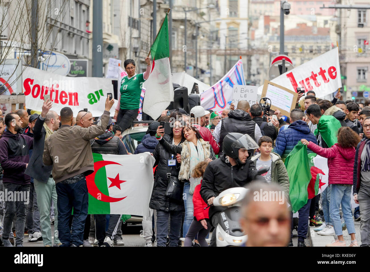 Lyon, France, 9 mars 2019 : Des centaines de membres de la diaspora algérienne de Lyon (Centre-est de la France) sont vus le 9 mars 2019 comme ils mars à Lyon du district pour l'algérien du consulat d'algérie, pour protester contre Abdelaziz Bouteflika 5e candidature à la fonction présidentielle. Crédit photo : Serge Mouraret/Alamy Live News Banque D'Images