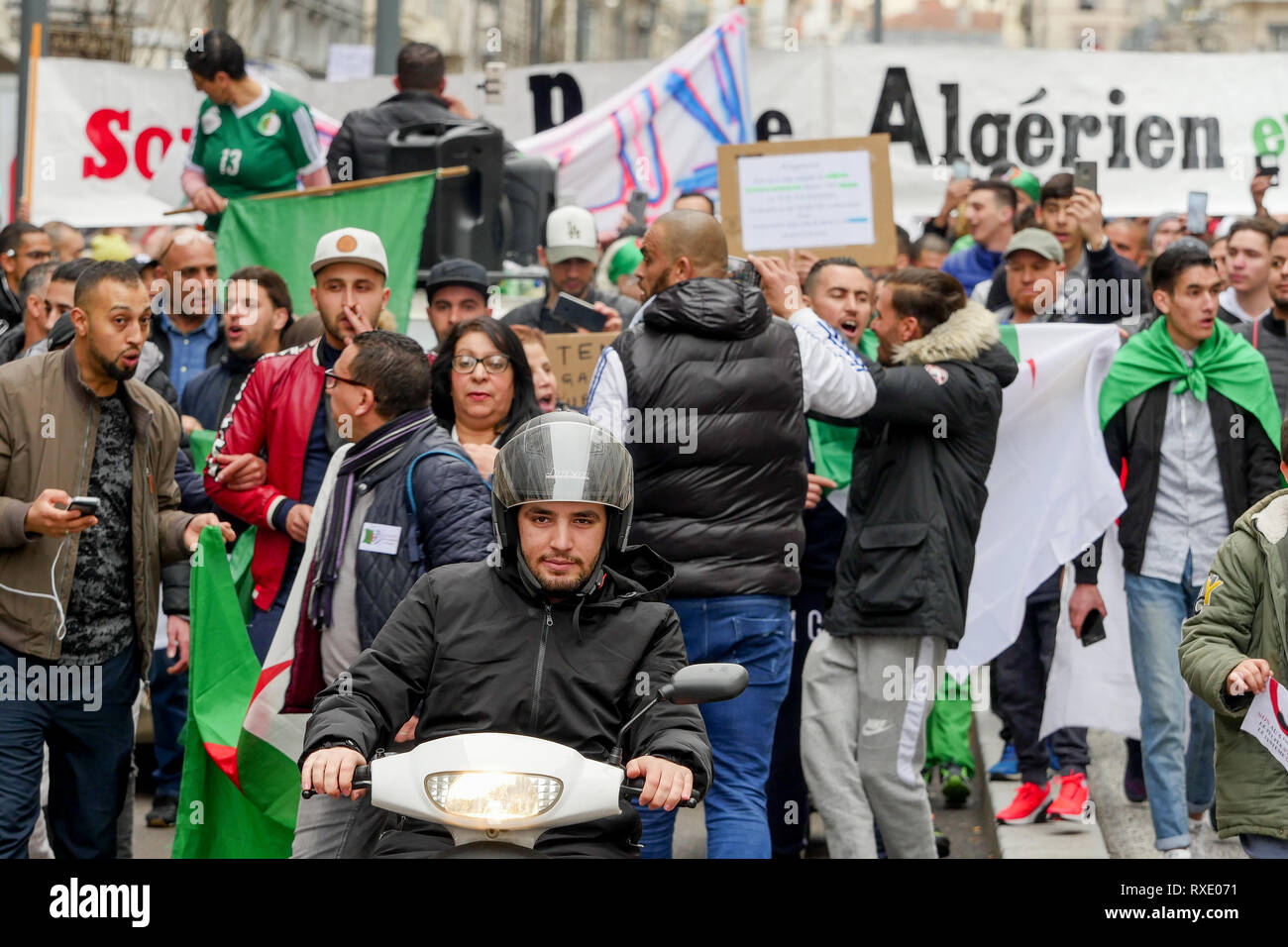 Lyon, France, 9 mars 2019 : Des centaines de membres de la diaspora algérienne de Lyon (Centre-est de la France) sont vus le 9 mars 2019 comme ils mars à Lyon du district pour l'algérien du consulat d'algérie, pour protester contre Abdelaziz Bouteflika 5e candidature à la fonction présidentielle. Crédit photo : Serge Mouraret/Alamy Live News Banque D'Images