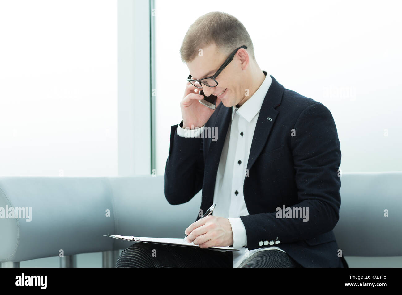 Discuter d'un document d'affaires sur son smartphone Banque D'Images