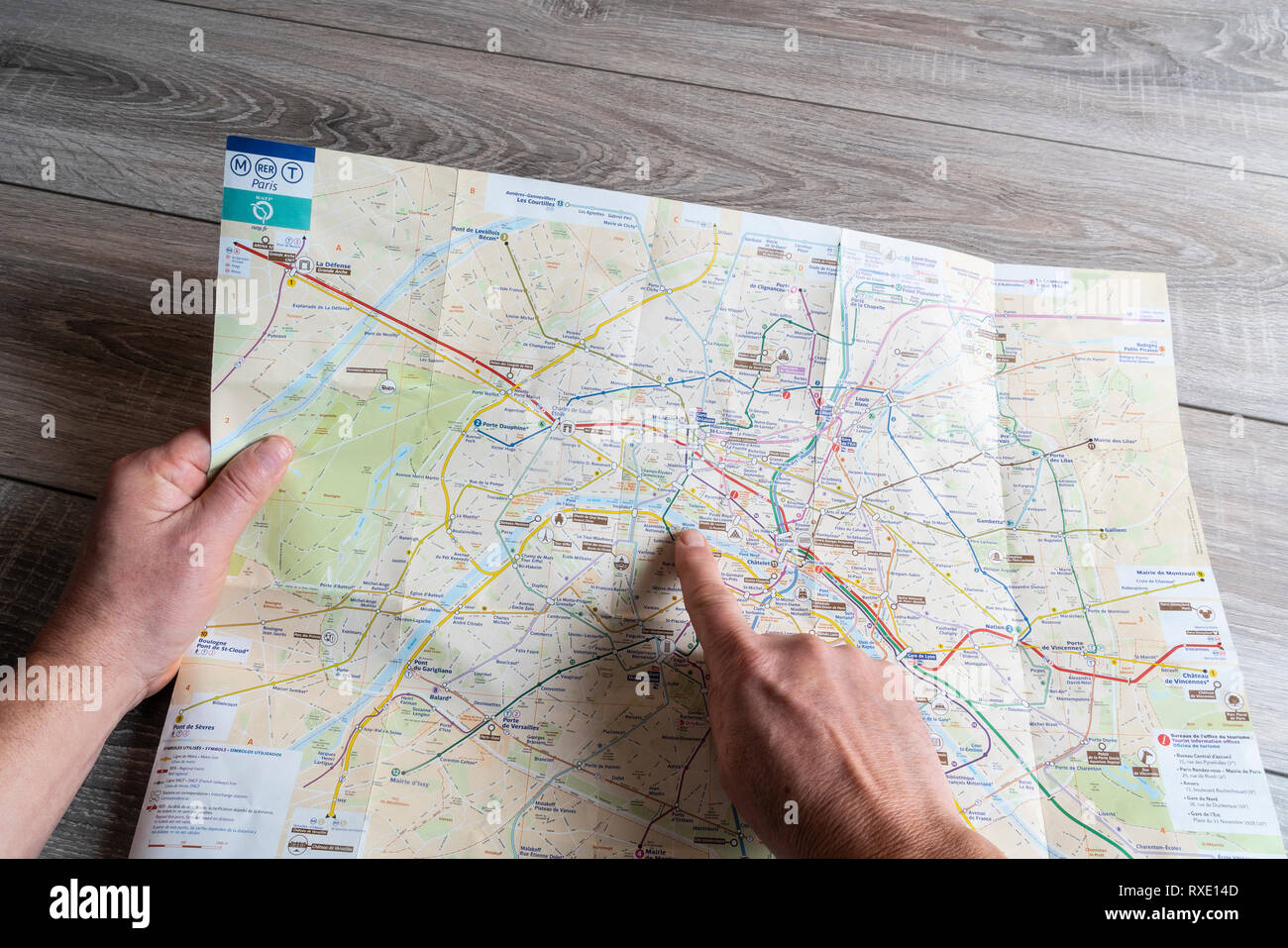 La consultation de la carte de la ville de Istanbul Banque D'Images