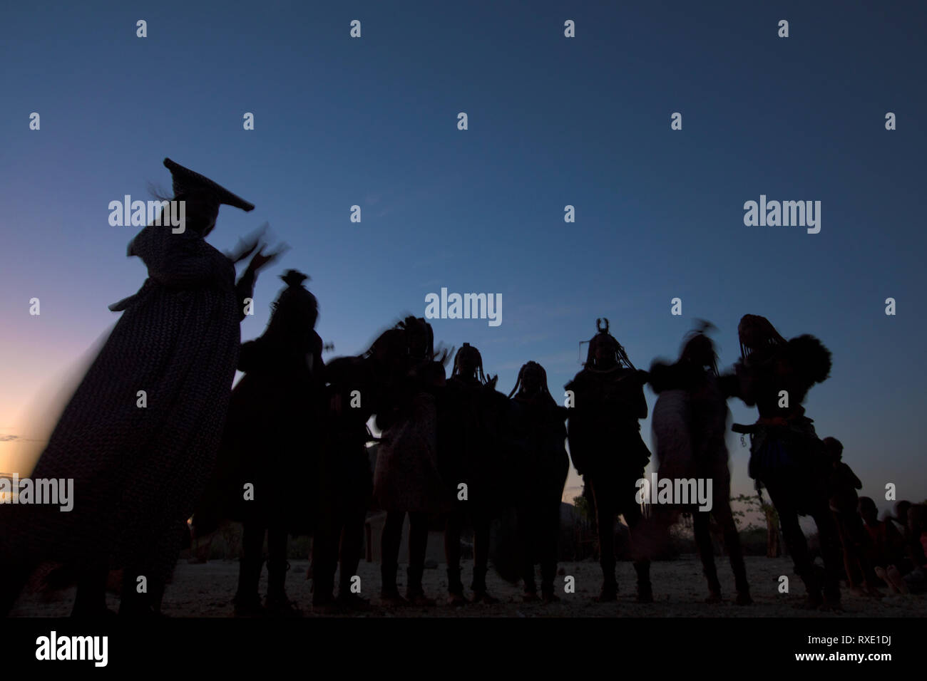 Les femmes Himba et herero danser ensemble Banque D'Images