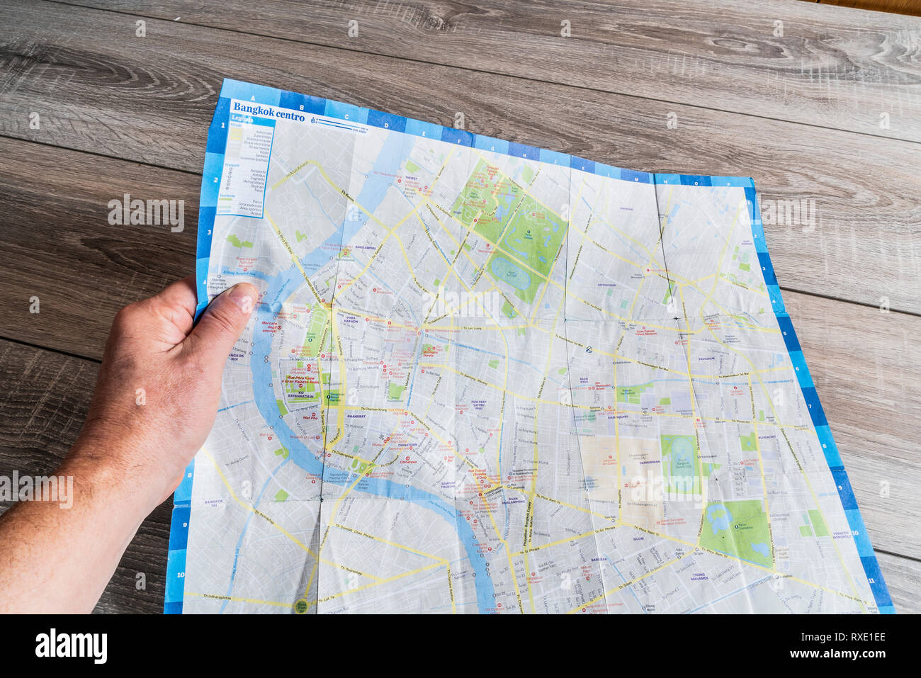 La consultation de la carte de la ville de Bangkok Banque D'Images