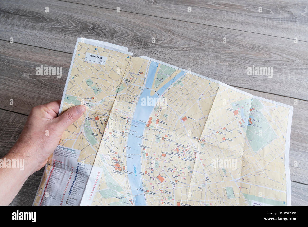 Consultation de la carte de la ville de Budapest Banque D'Images