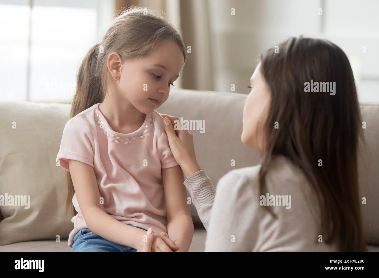 Maman D Amour Contrarie A Parler Petit Enfant Fille En L Accompagnement Photo Stock Alamy