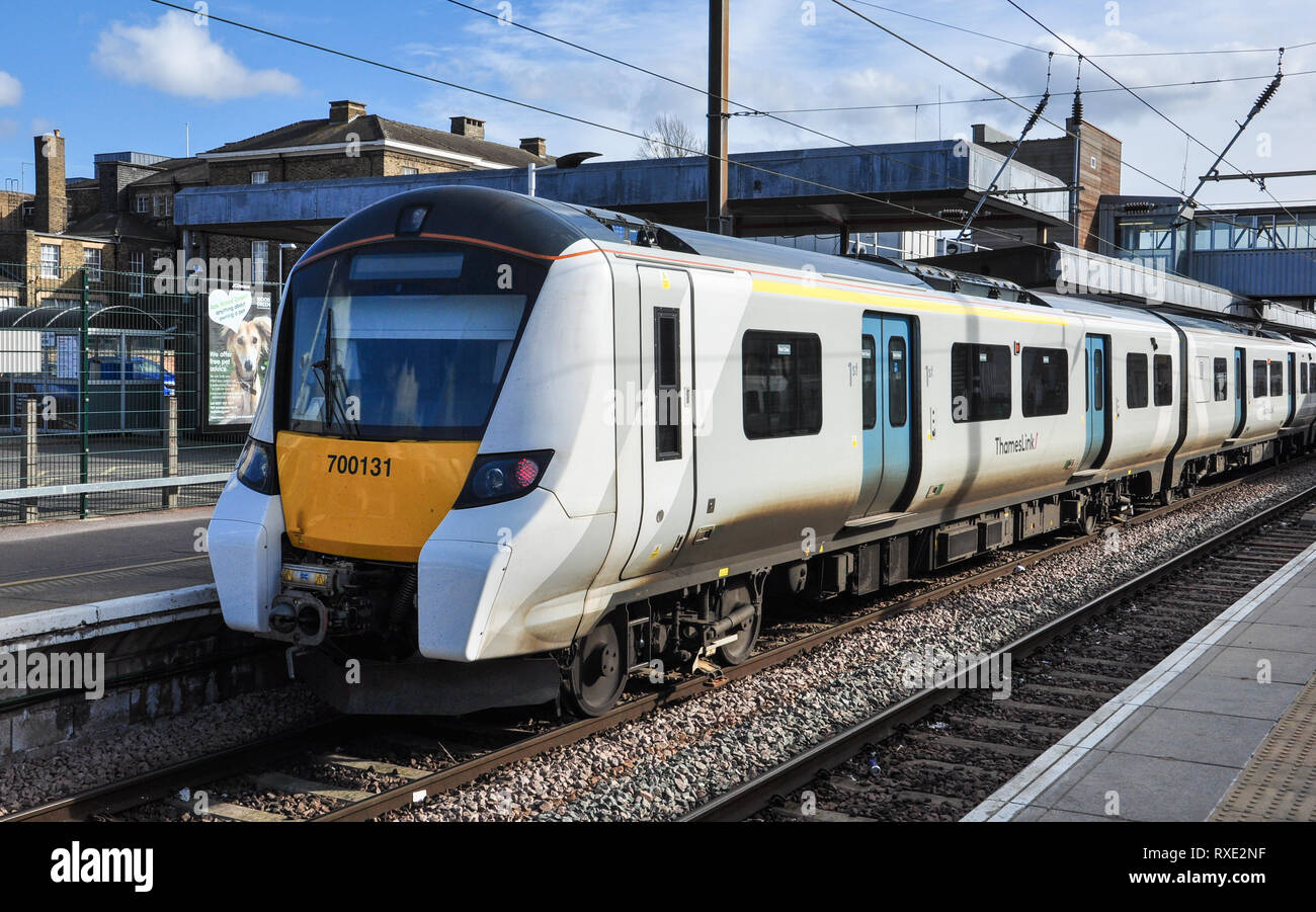 EMU 700 Classe Thameslink attend avec un train en direction sud à Peterborough, Cambridgeshire, Angleterre, RU Banque D'Images