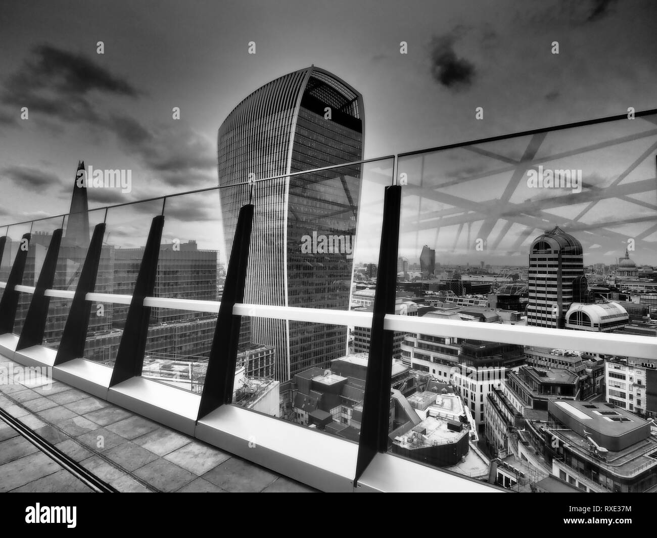 Avis de "Jardin à 120' un jardin sur le toit à Londres. Le gratte-ciel talkie walkie qui abrite le Sky Garden est représentée dans le centre. Banque D'Images