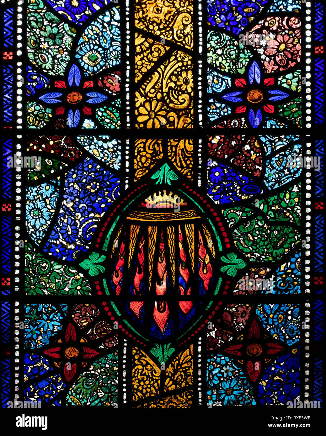 Une partie de la joyeuse "Pentecôte" fenêtre millenium à St Oswald & église St Edmund, Ashton-in-Makerfield, Greater Manchester, UK Banque D'Images Une partie de la joyeuse "Pentecôte" fenêtre millenium à St Oswald & église St Edmund, Ashton-in-Makerfield, Greater Manchester, UK Banque D'Images