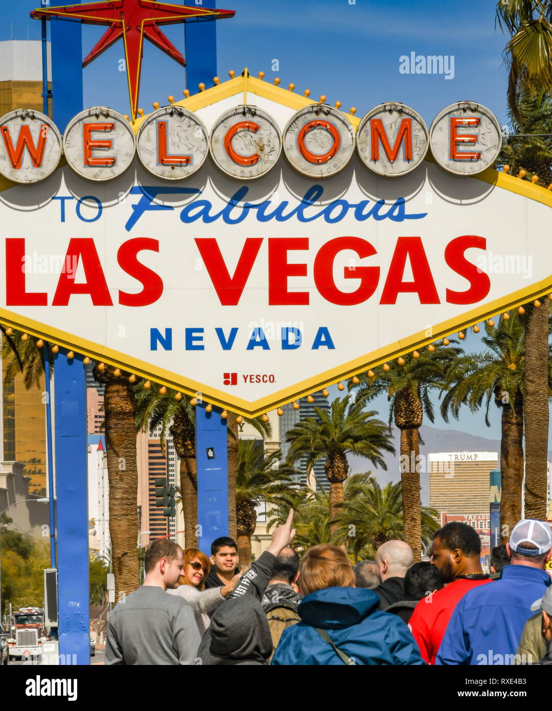 LAS VEGAS, NV, USA - Février 2019 : Les gens faisant la queue pour se faire prendre en photo en face de la fameuse 'Welcome to Las Vegas'. Banque D'Images