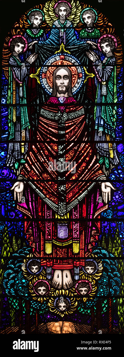 Le Christ Rédempteur fenêtre, Saint Oswald & église St Edmund, Ashton-in-Makerfield, Greater Manchester, UK Banque D'Images