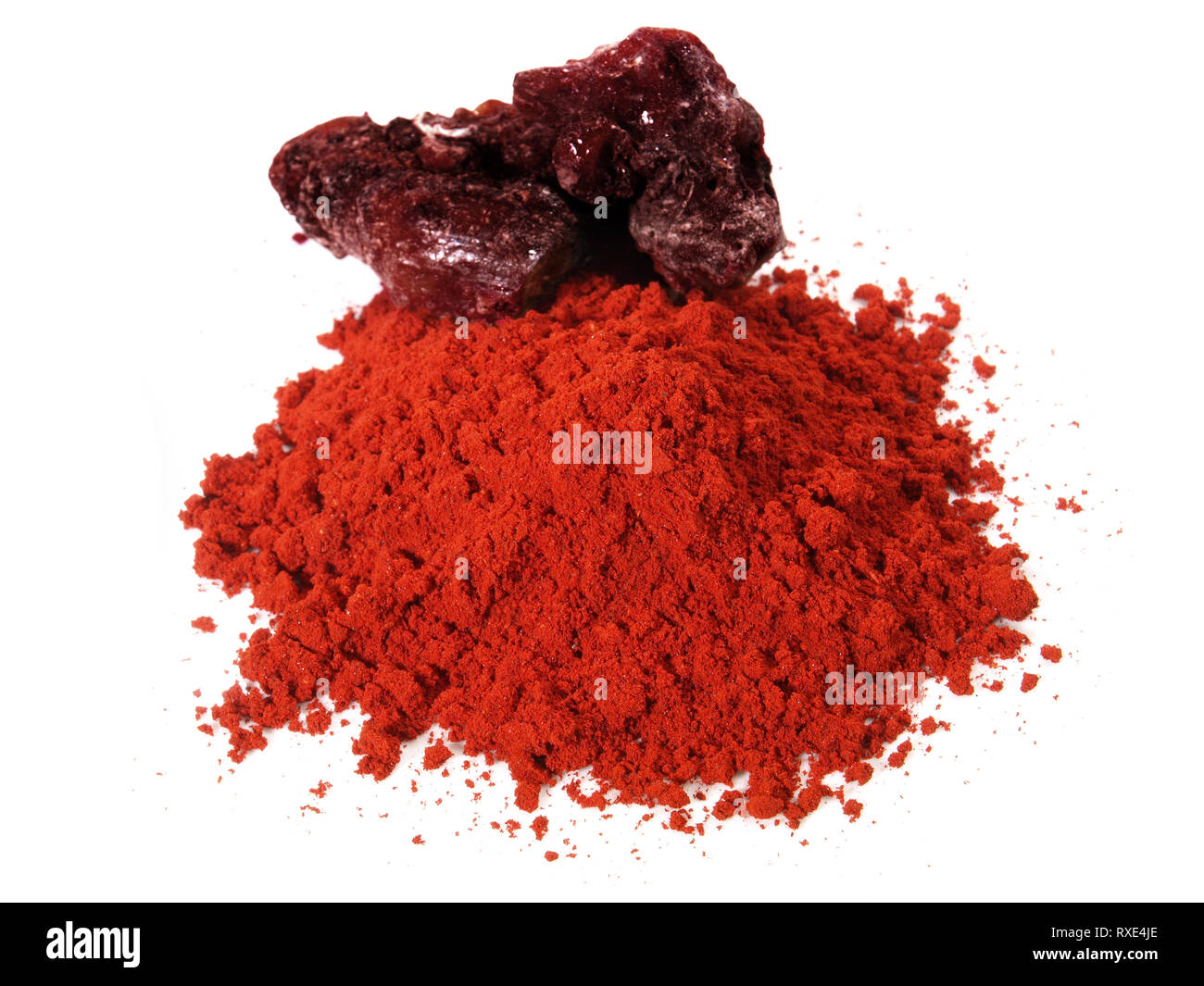 Poudre de résine Dragon rouge sur fond blanc Banque D'Images