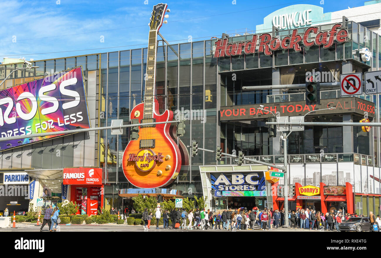 LAS VEGAS, NV, USA - Février 2019 : foule de personnes traversant Las Vegas Boulevard Banque D'Images