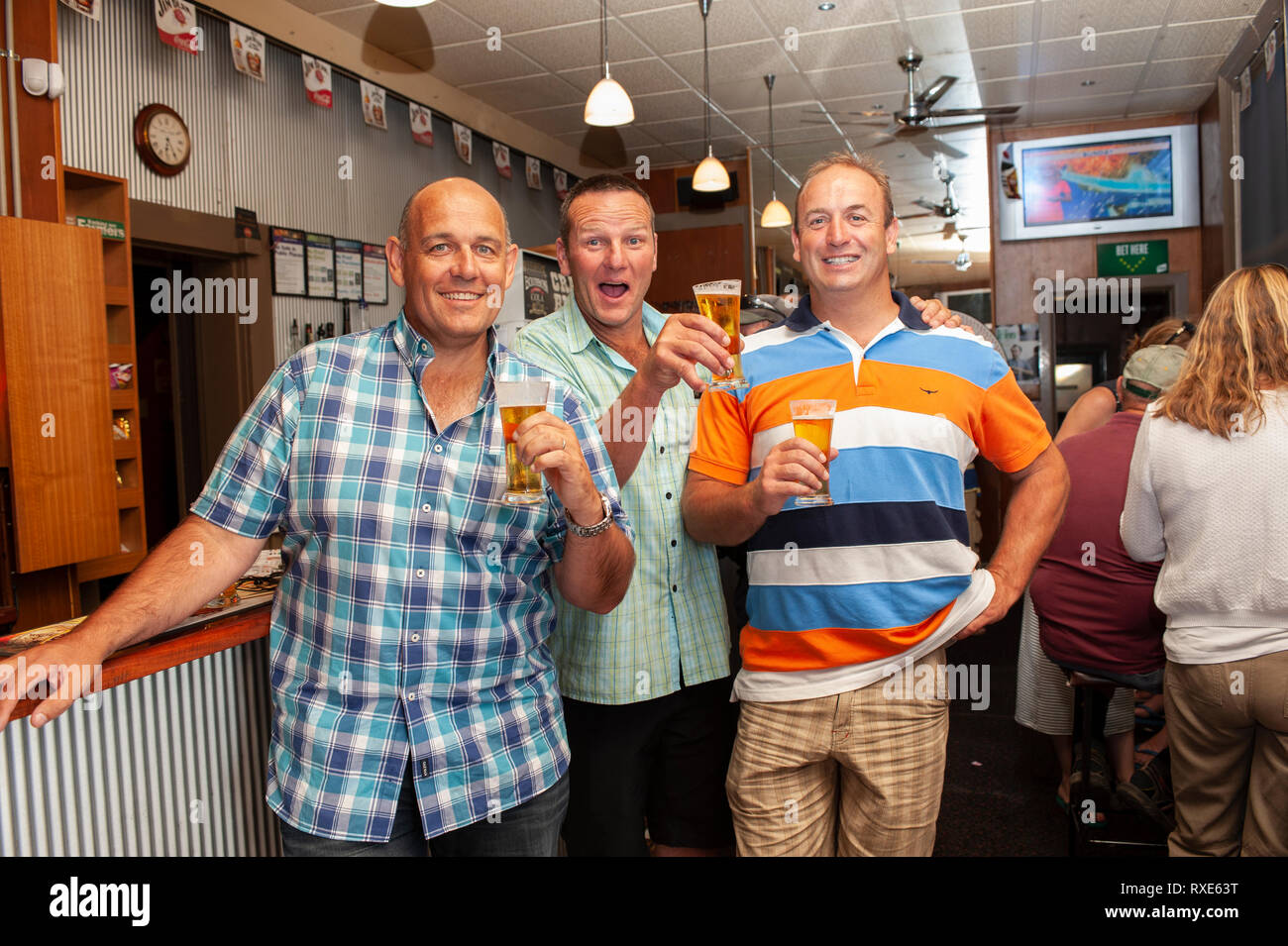 3 amis boire une bière ensemble. Hôtel Fyansford, Victoria, Australie Banque D'Images