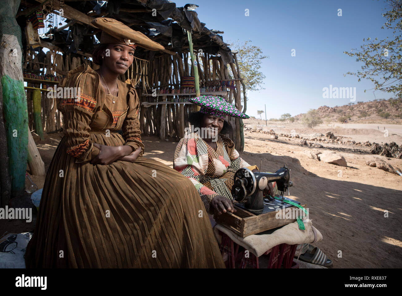 Mesdames Herero par le côté de la route dans l'ISU, la Namibie. Banque D'Images