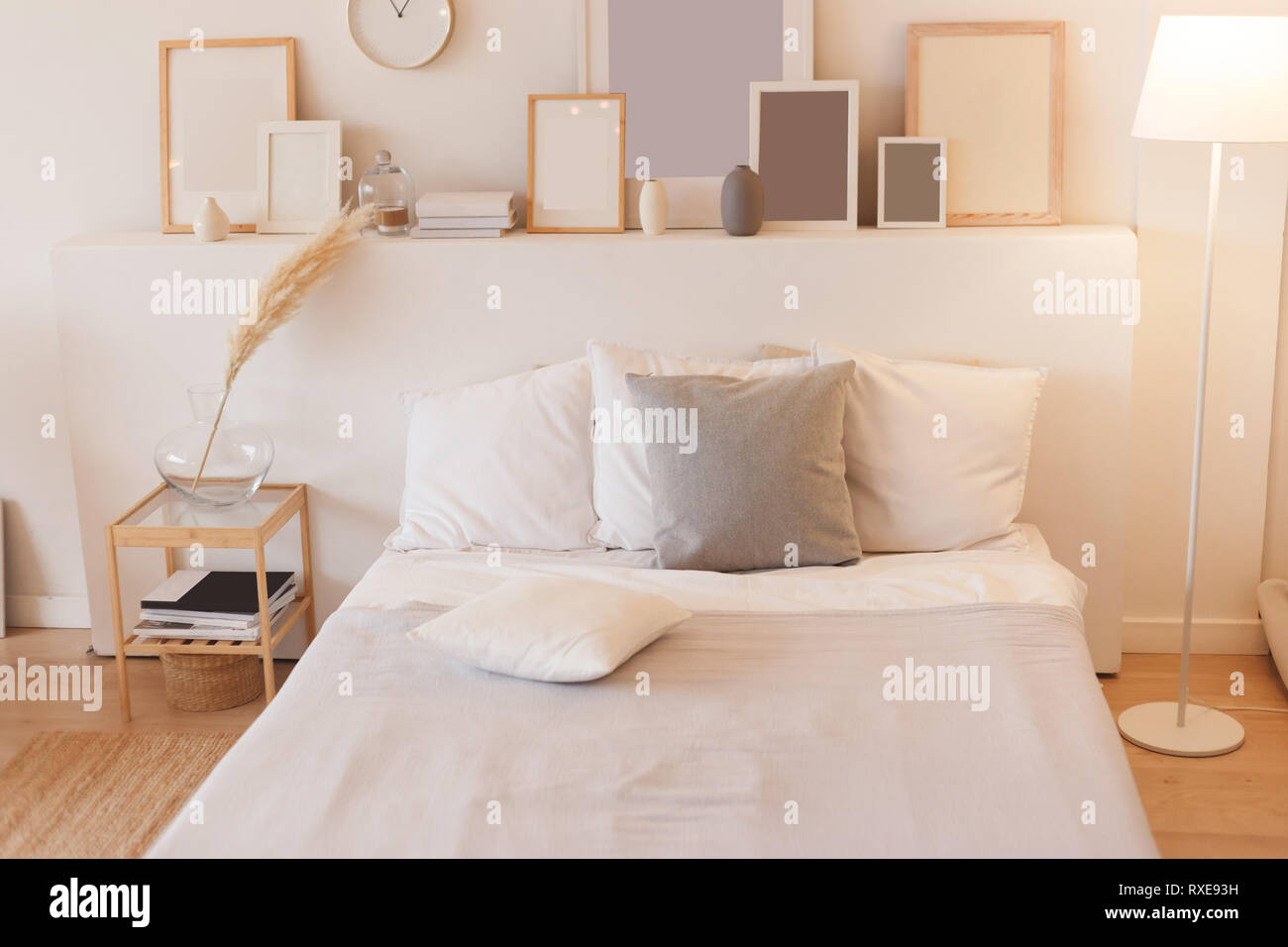 Chambre avec allumé lampe de plancher et photo frames. Banque D'Images