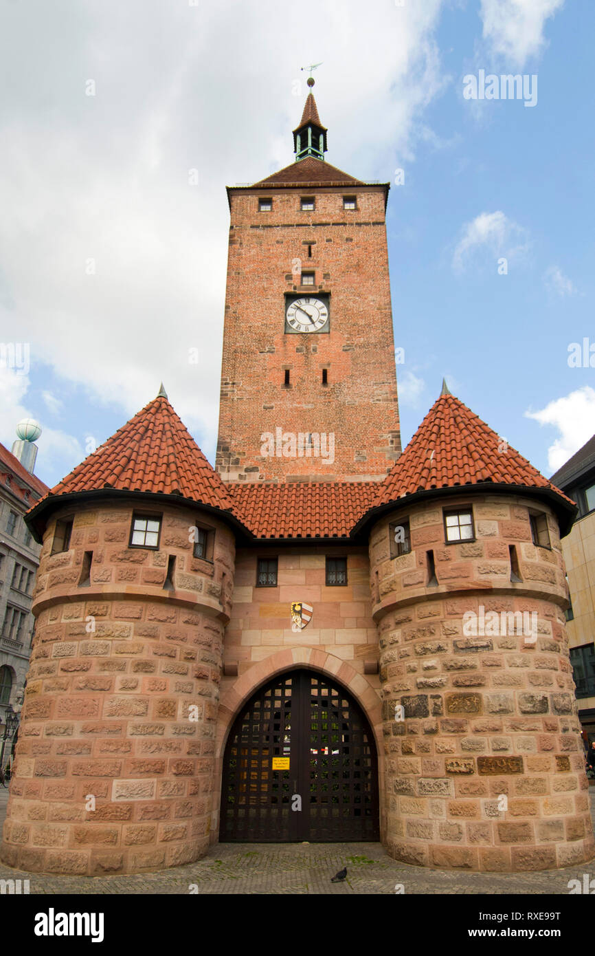 Deutschland, Bayern, Franken, Nürnberg, Weißer Turm mit Barbakane Banque D'Images