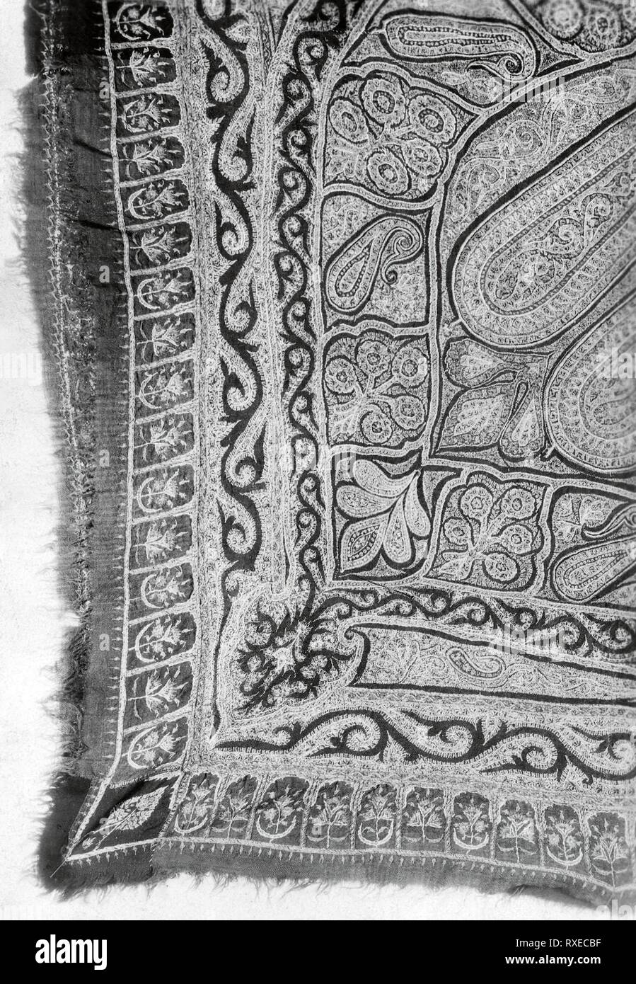 Châle. L'Est de l'Inde. Date : 1860-1869. Dimensions : 195,6 x 191,8 cm (77  x 75 1/2 in.). La laine de cachemire, composé de nombreux morceaux de  plaine brodé twill simple. Origine :