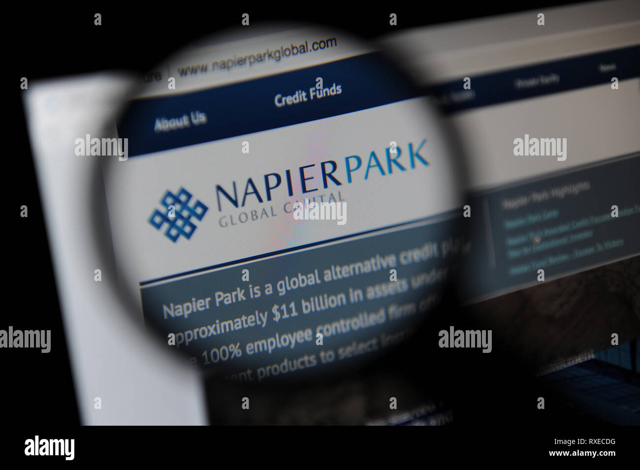 Napier Park Site web Capital mondial vu à travers une loupe Banque D'Images