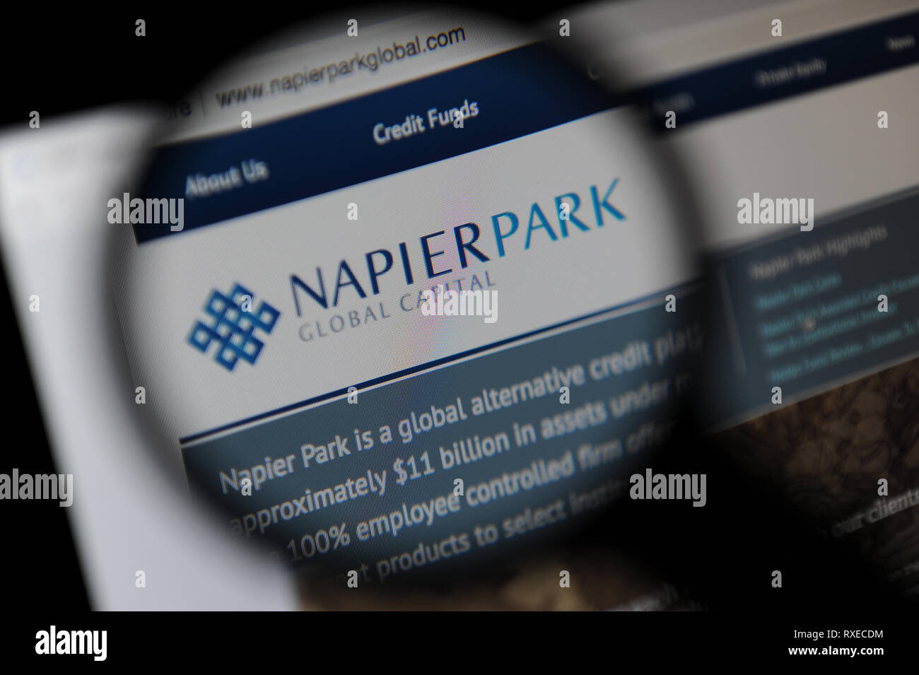 Napier Park Site web Capital mondial vu à travers une loupe Banque D'Images
