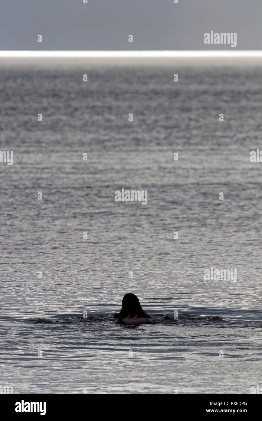 Natation en mer, seul Banque D'Images