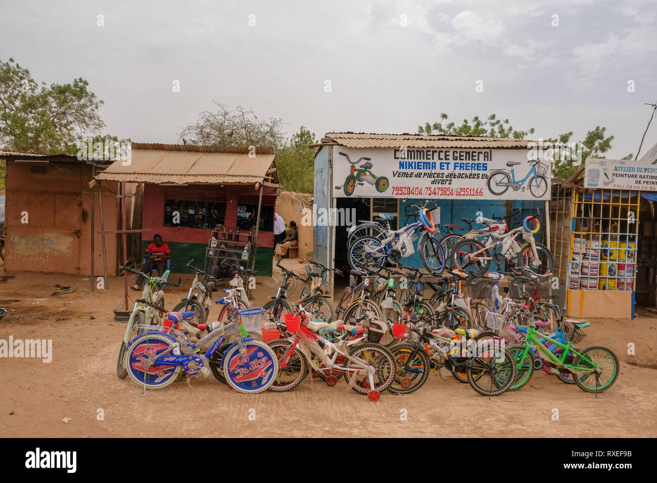 La petite entreprise en Afrique : un magasin de vélos dans une rue de  Ouagadougou, capitale du Burkina Faso, vend des bicyclettes Photo Stock -  Alamy
