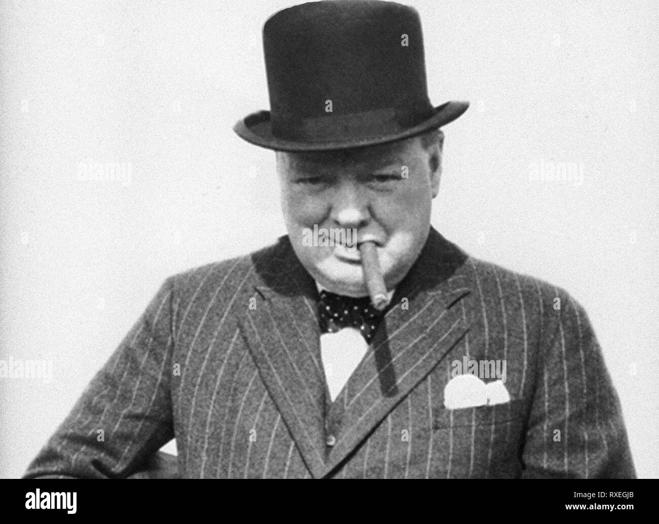 Sir Winston Churchill l'image de guerre avec un cigare. À partir des archives de communiqués de presse - anciennement Service Portrait Portrait Bureau. Banque D'Images