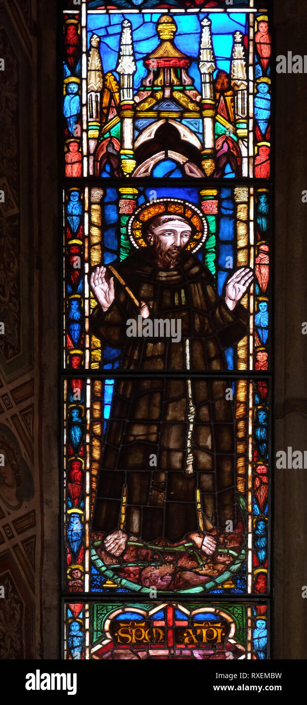 Saint Catholique, vitrail dans la basilique Santa Croce (Basilique de la Sainte Croix) - La célèbre église franciscaine à Florence, Italie Banque D'Images