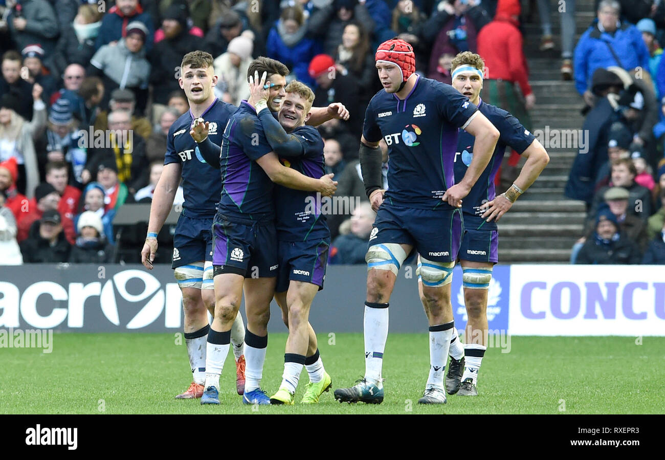 Ecosse de Darcy Graham célèbre marquant son côtés essayez d'abord au cours de la Guinness 6 Nations match à Murrayfield, Edinburgh BT. Banque D'Images