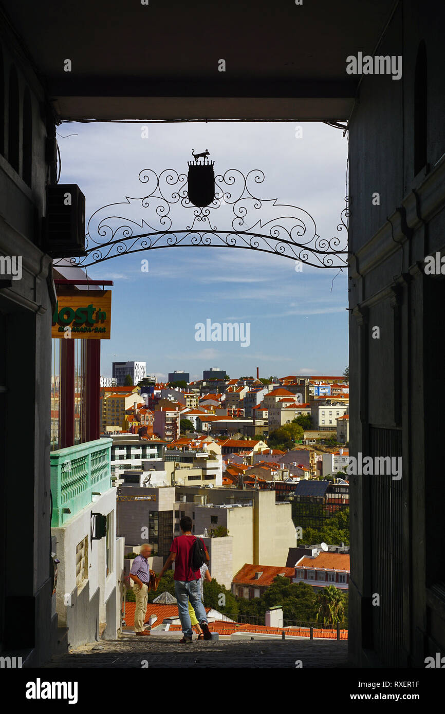 Paysage urbain vu de Lisbonne un passage et d'armoiries avec cat Banque D'Images