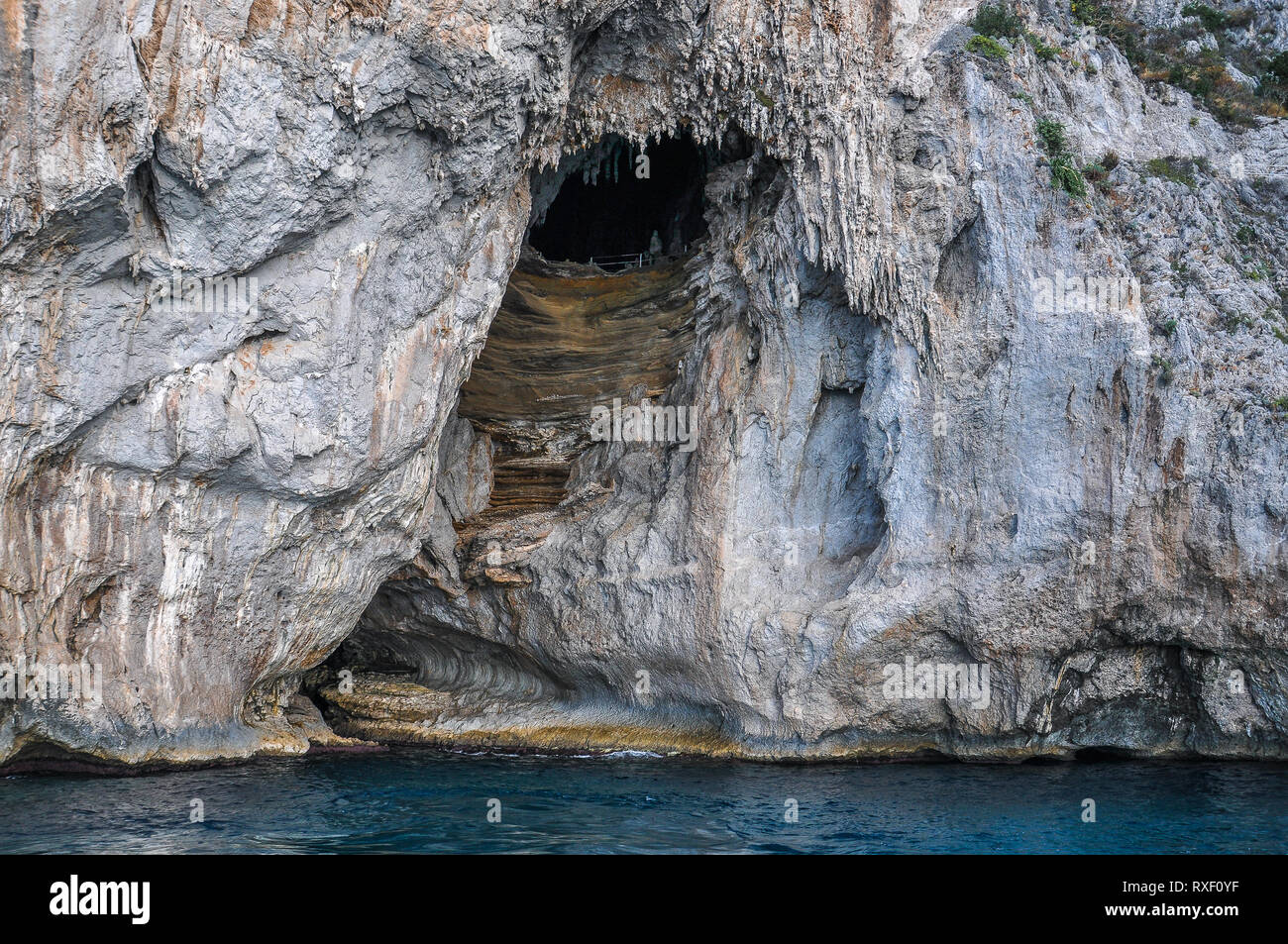 Grotte de la falaise de l'île de Capri, Italie Banque D'Images