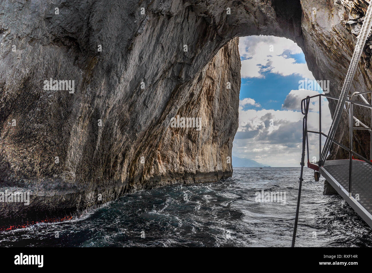 Grotte dans les faraglioni de l'île de Capri, Italie Banque D'Images